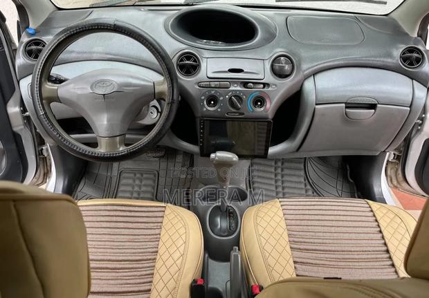 Toyota Vitz 2001 Silver