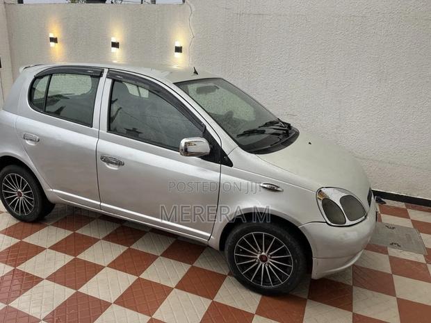 Toyota Vitz 2001 Silver