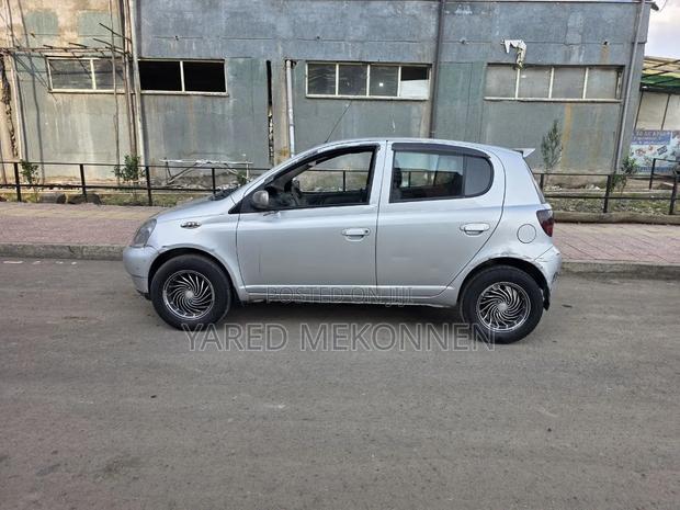 Toyota Vitz 2001 Silver