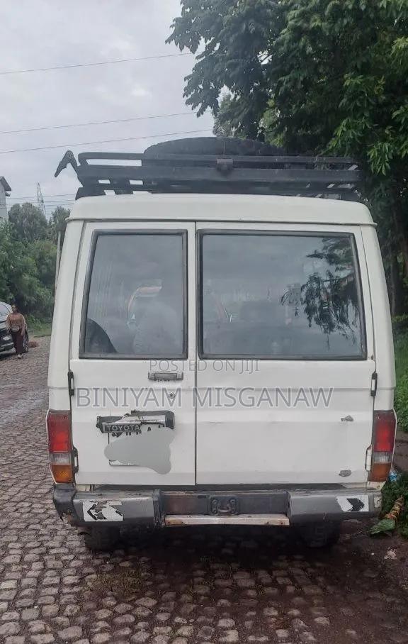 Toyota Land Cruiser 2010 White