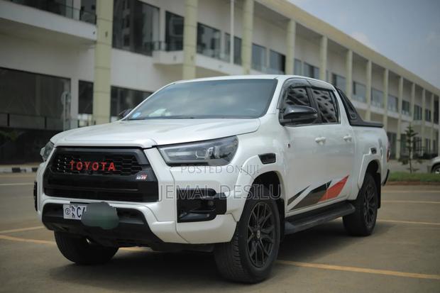 Toyota Hilux 2023 White