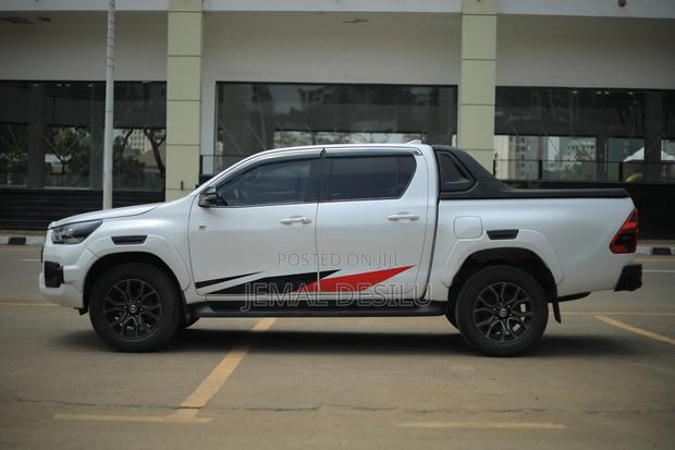 Toyota Hilux 2023 White