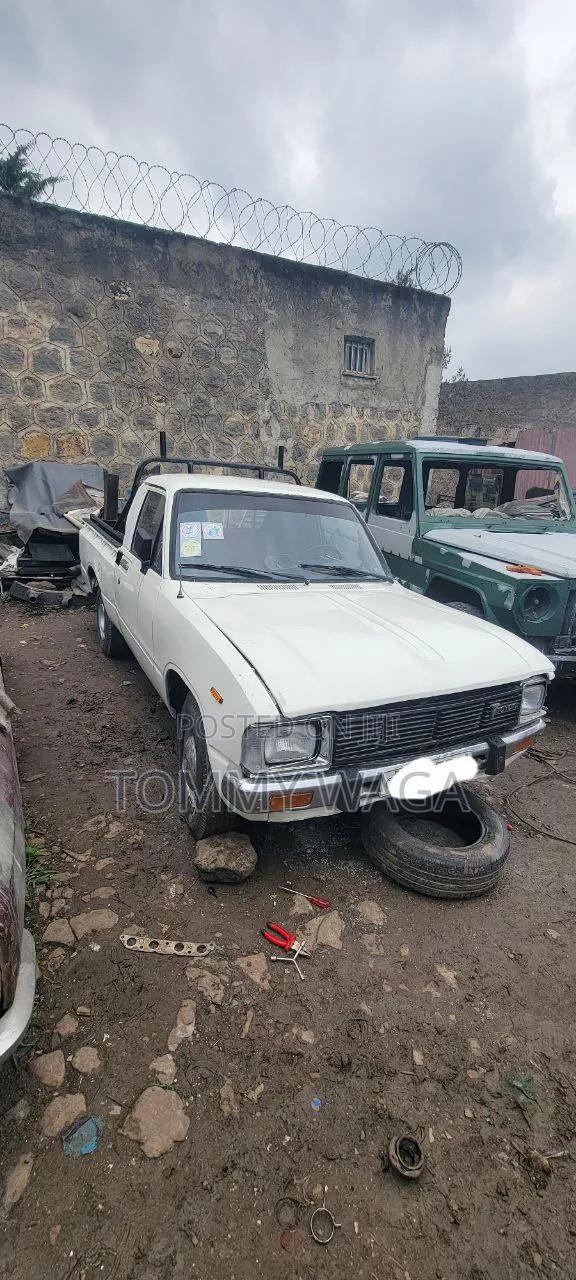 Toyota Hilux 1987 White