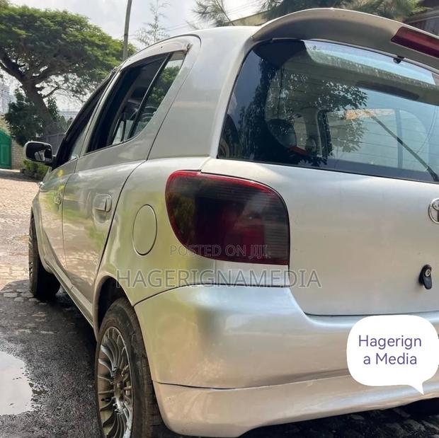 Toyota Vitz 2001 Silver