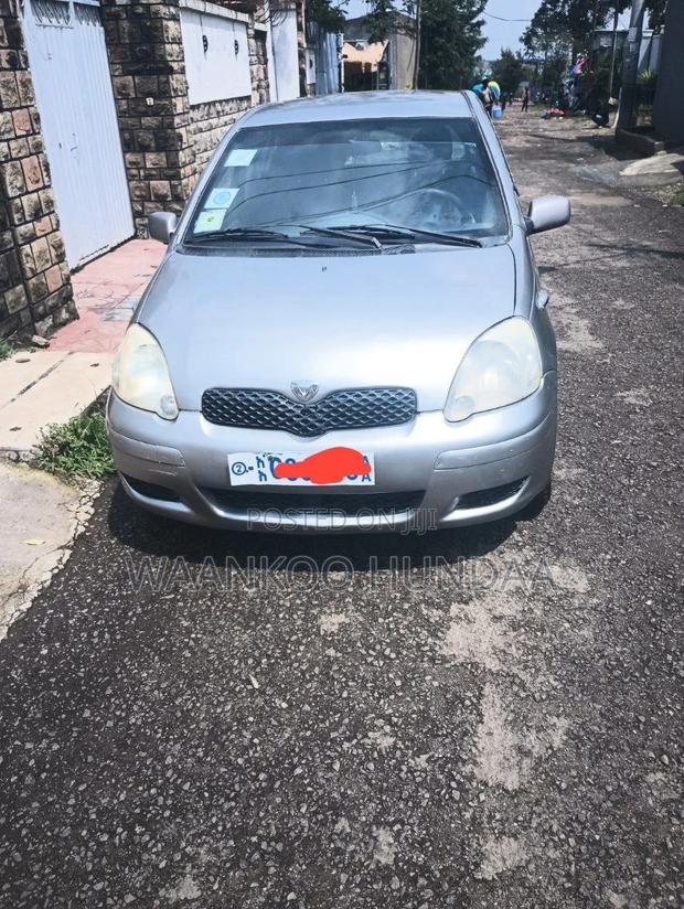 Toyota Vitz 2004 Silver