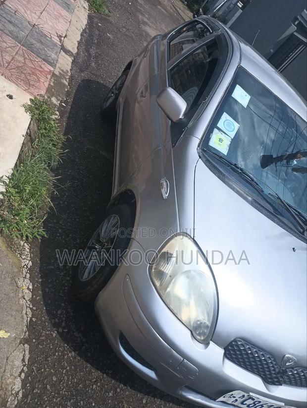 Toyota Vitz 2004 Silver