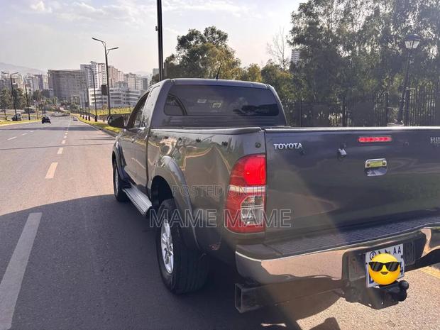 Toyota Hilux 2012 Gray