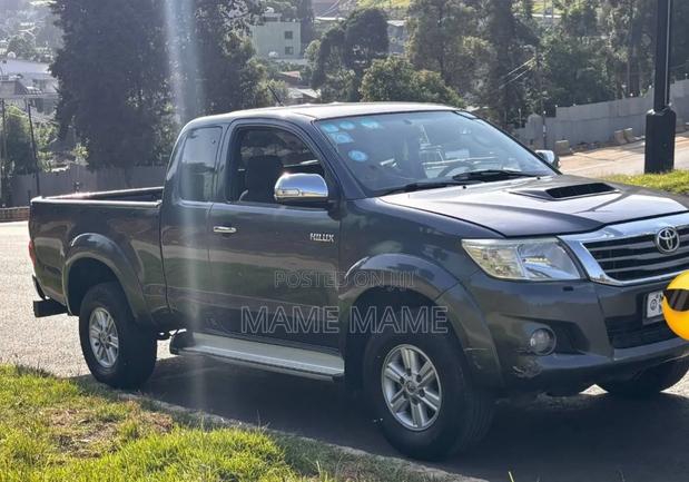 Toyota Hilux 2012 Gray