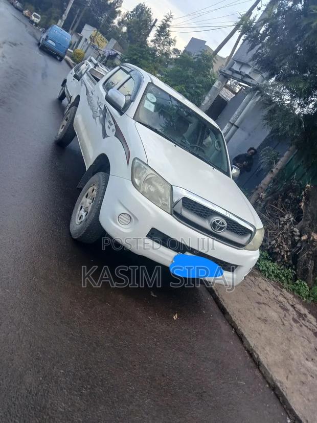 Toyota Hilux 2010 White