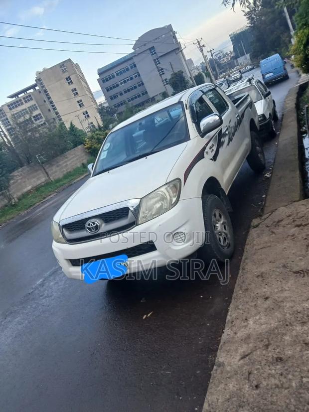 Toyota Hilux 2010 White