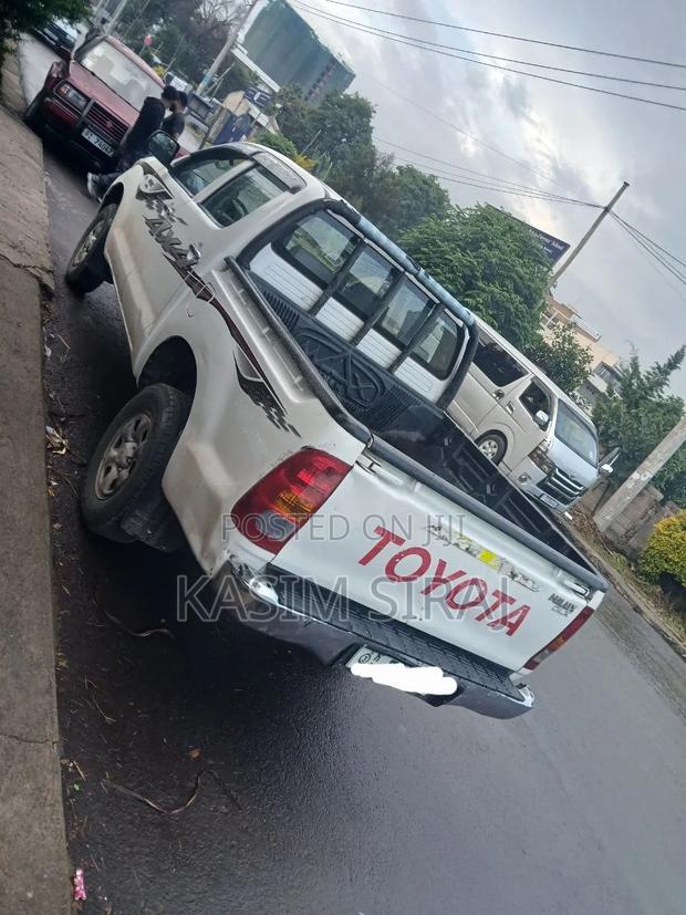 Toyota Hilux 2010 White