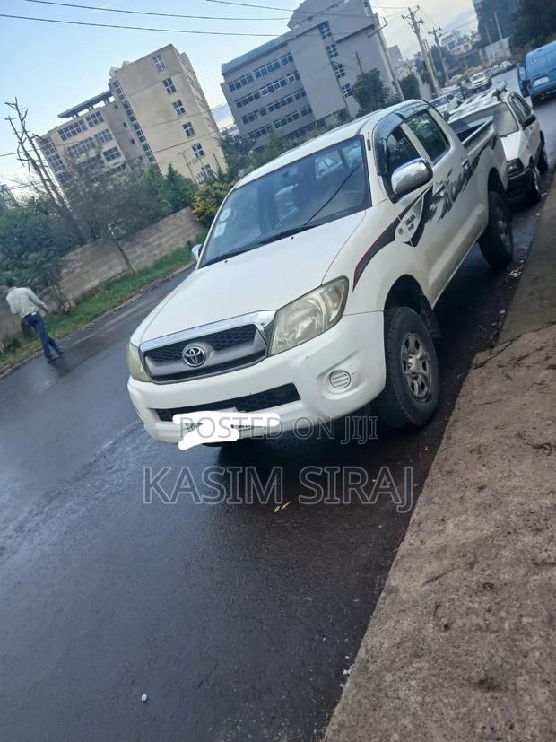 Toyota Hilux 2010 White