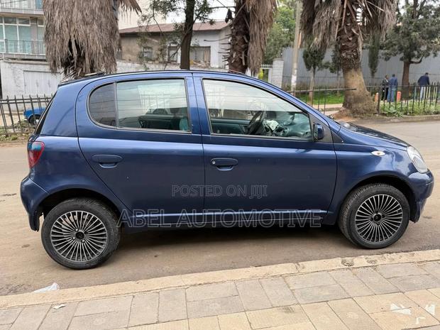 Toyota Vitz 2000 Blue