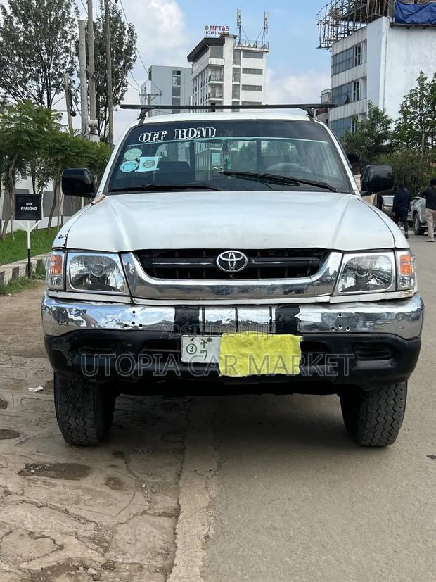 Toyota Hilux 2004 White