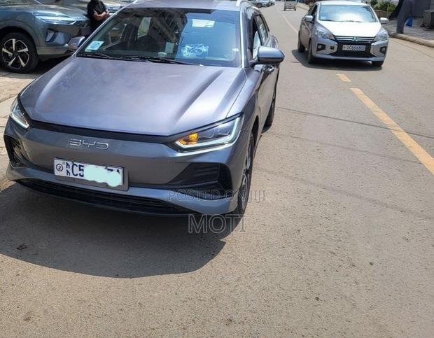 BYD E2 43 kWh 94 hp FWD 2024 Silver