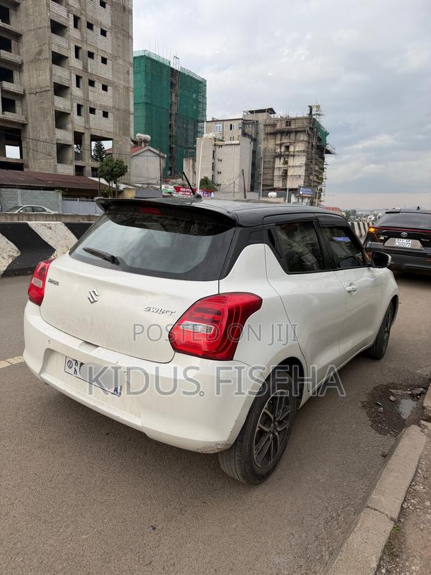 Suzuki Swift 2022 White