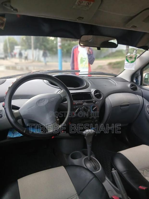 Toyota Vitz 2001 Silver