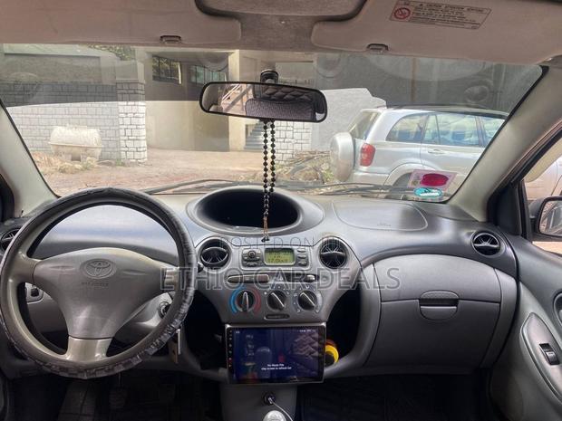 Toyota Vitz 2002 Silver