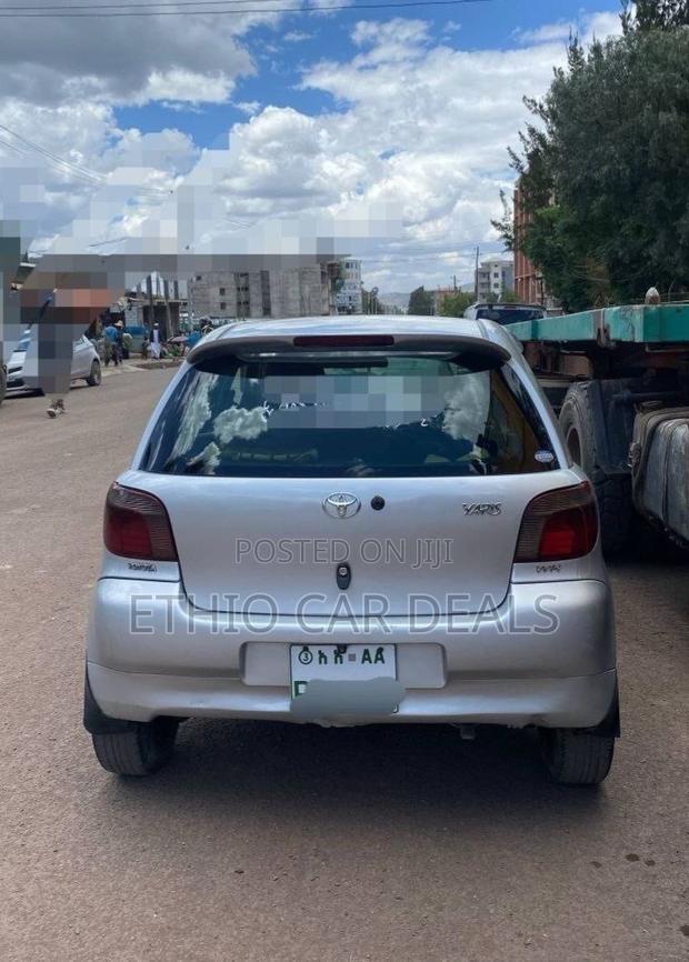 Toyota Vitz 2002 Silver