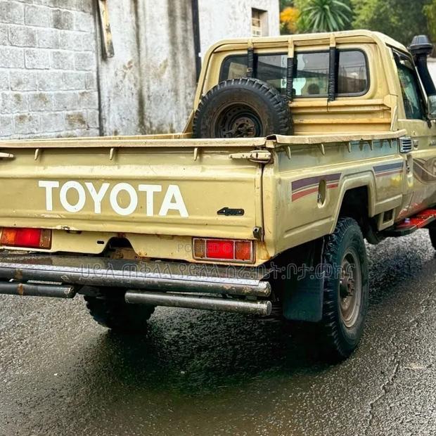 Toyota Land Cruiser 2012 Gold