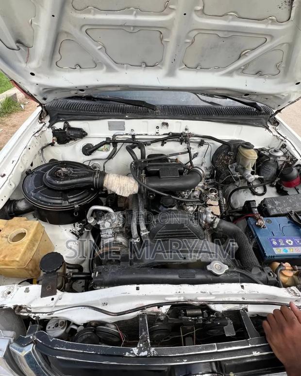 Toyota Hilux 2004 White