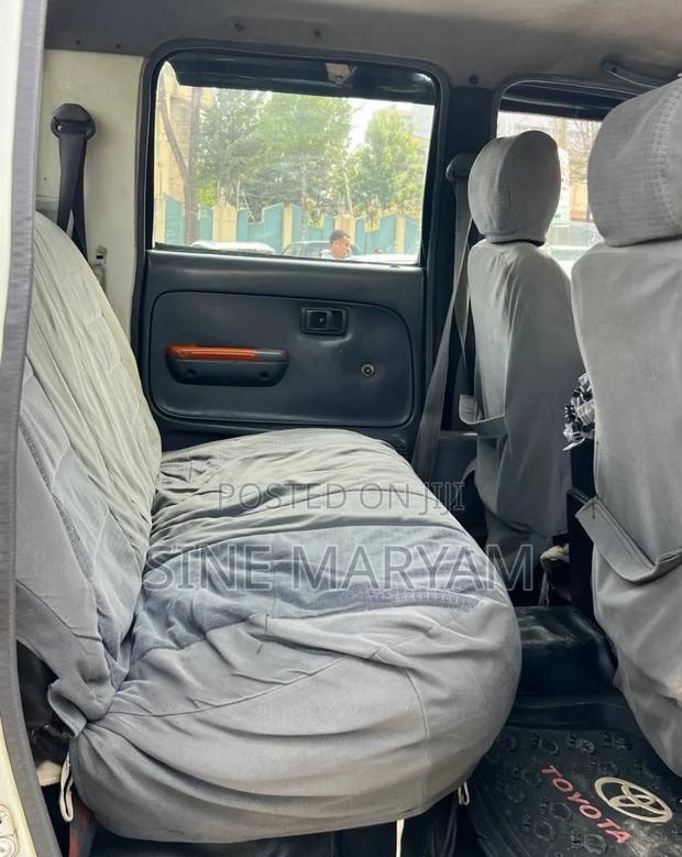 Toyota Hilux 2004 White