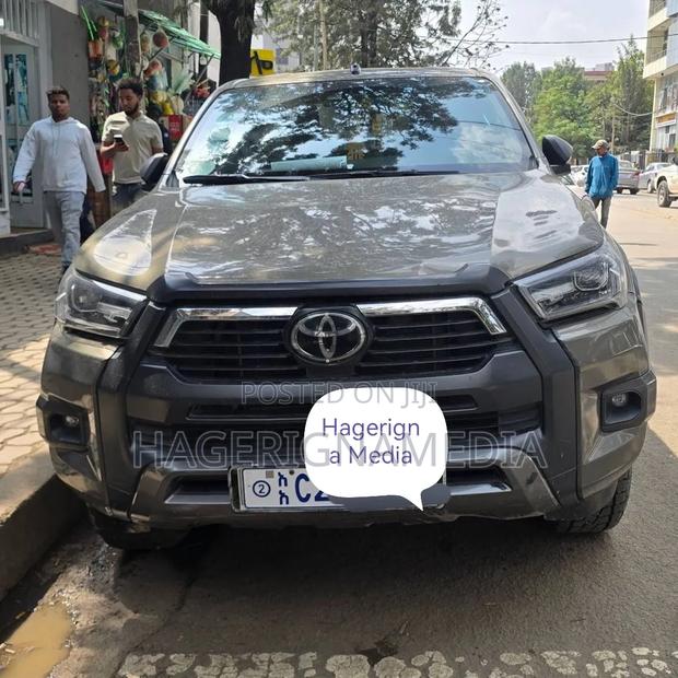 Toyota Hilux 2020 Gray
