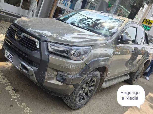 Toyota Hilux 2020 Gray