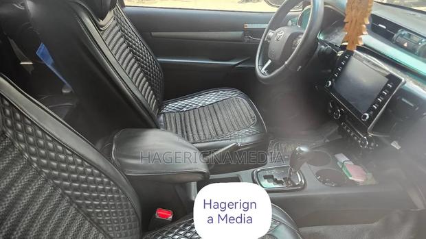 Toyota Hilux 2020 Gray