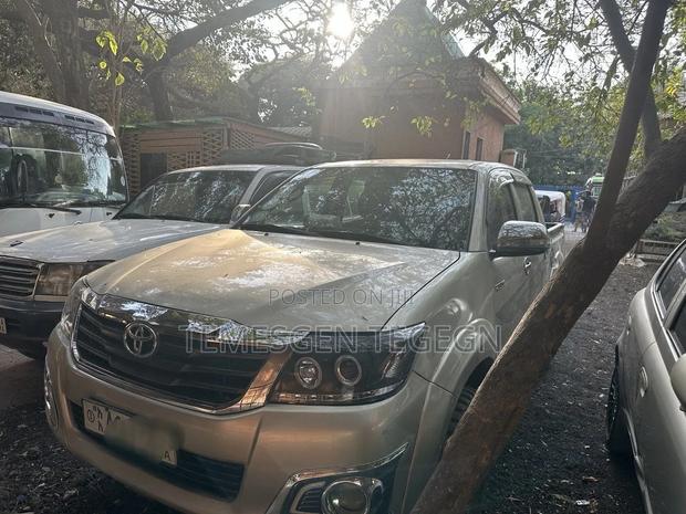 Toyota Hilux 2014 Gold
