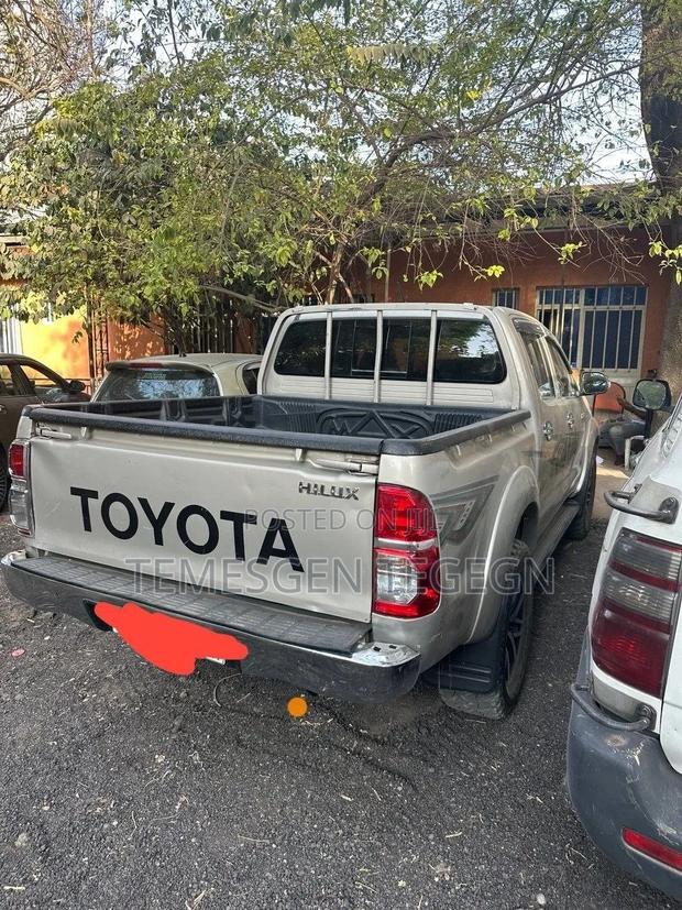 Toyota Hilux 2014 Gold