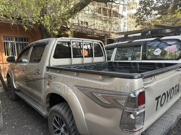 Toyota Hilux 2014 Gold
