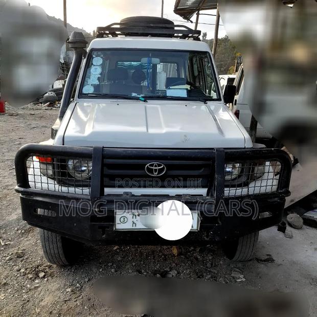 Toyota Land Cruiser 2004 White
