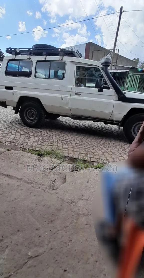 Toyota Land Cruiser 2004 White