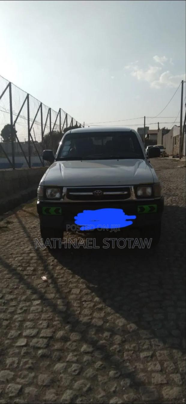 Toyota Hilux 1999 White