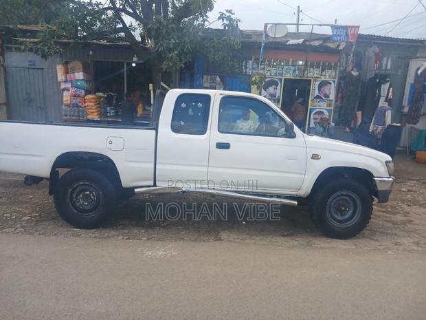 Toyota Hilux 2000 White