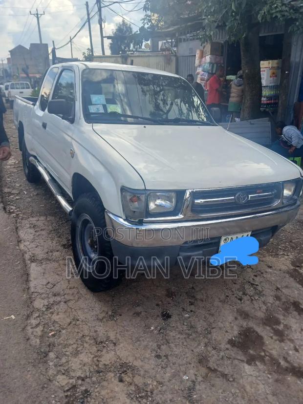 Toyota Hilux 2000 White