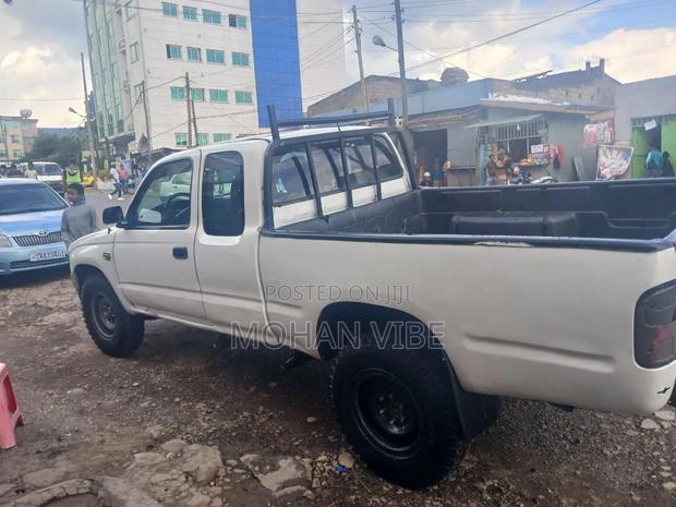 Toyota Hilux 2000 White