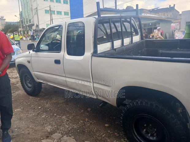 Toyota Hilux 2000 White
