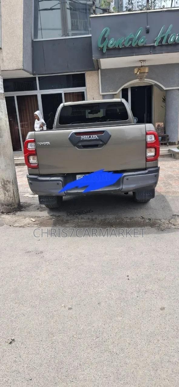 Toyota Hilux 2021 Gray
