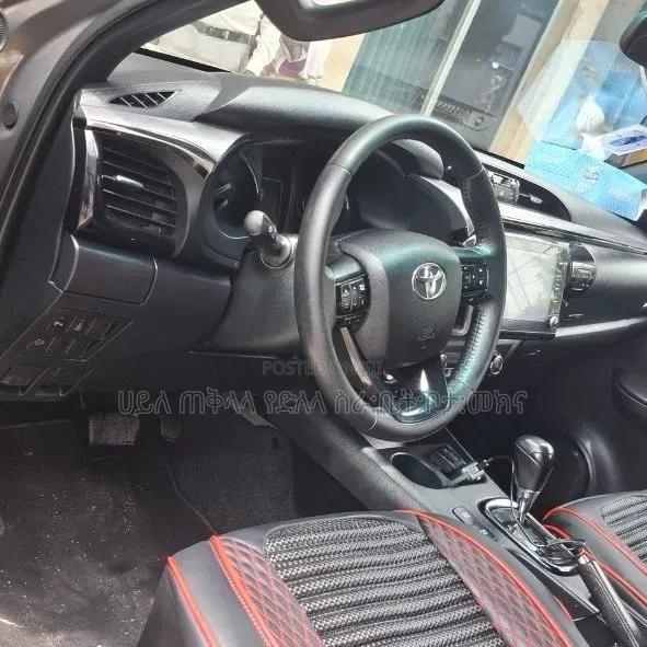 Toyota Hilux 2021 Orange