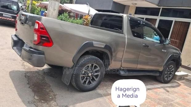 Toyota Hilux 2021 Gray