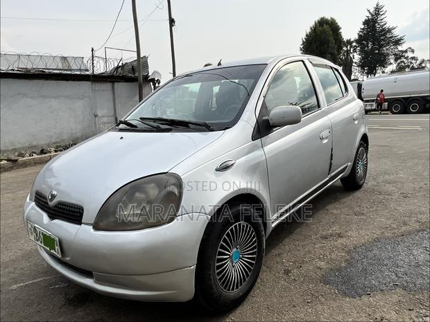 Toyota Vitz 2001 Silver