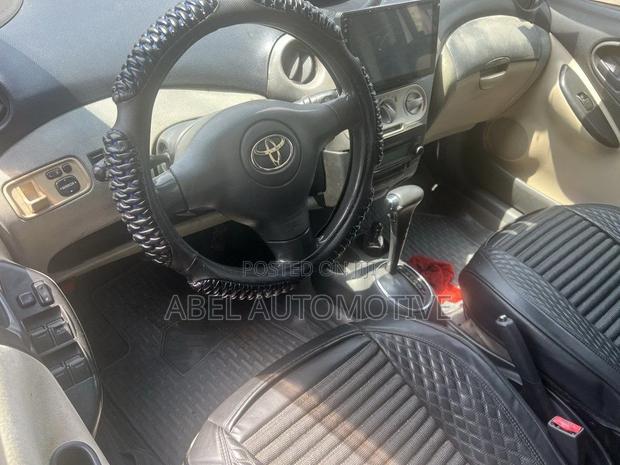Toyota Vitz 2004 Silver