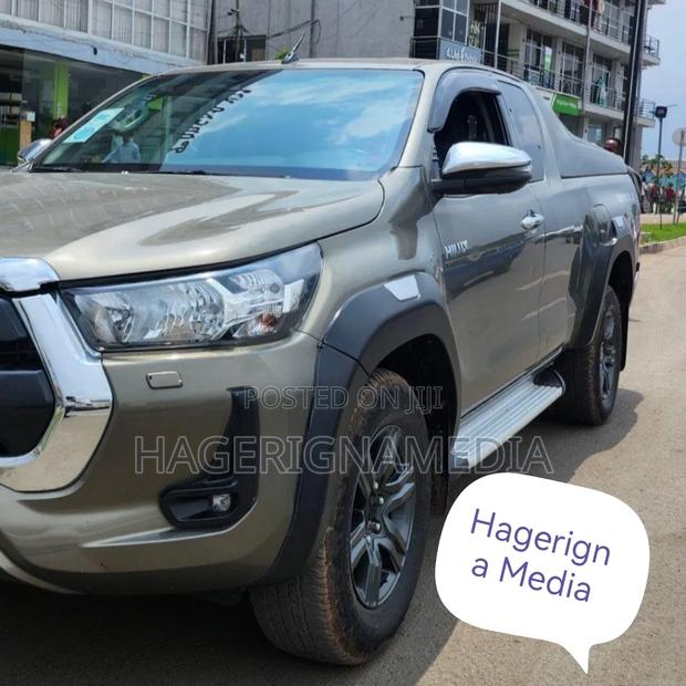 Toyota Hilux 2021 Gray