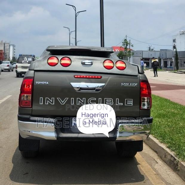 Toyota Hilux 2021 Gray