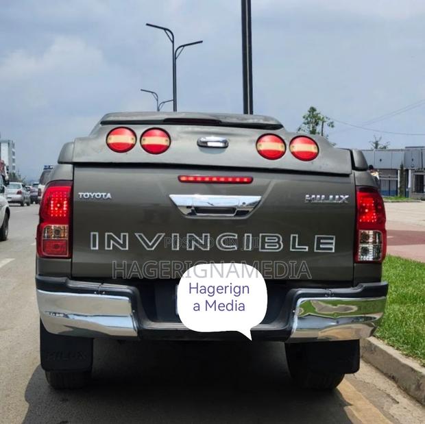 Toyota Hilux 2021 Gray