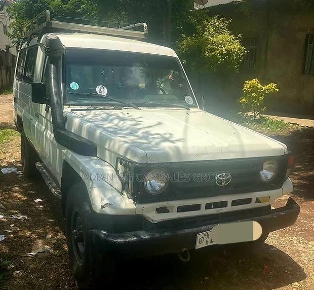 Toyota Land Cruiser 2002 White