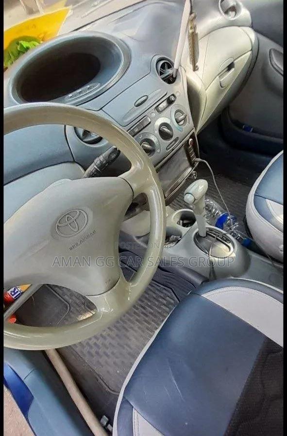 Toyota Vitz 2000 Blue