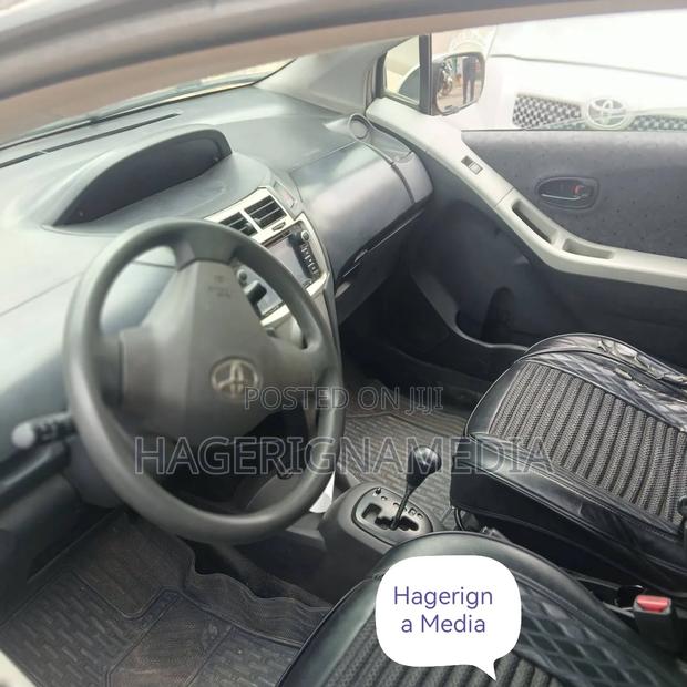 Toyota Yaris 2010 Silver